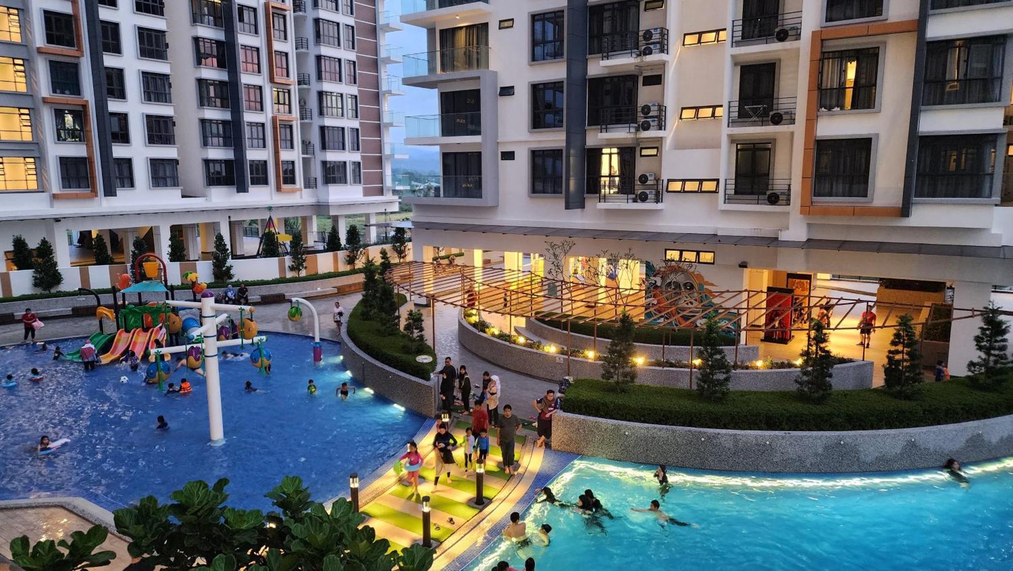 K-avenue With Ps5 And Pool View By Jh Project Apartment Kampong Tangihan
